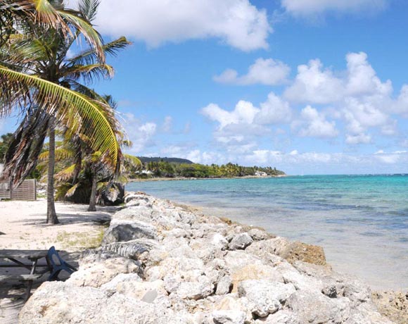 rochers sur la plage de Marie-Galante