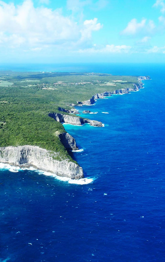 site toutistique de la falaise caye plate de Marie-Galante