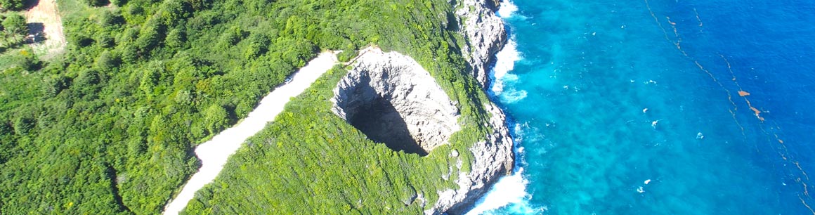 Vue aérienne de la gueule du grand gouffre de Marie-Galante