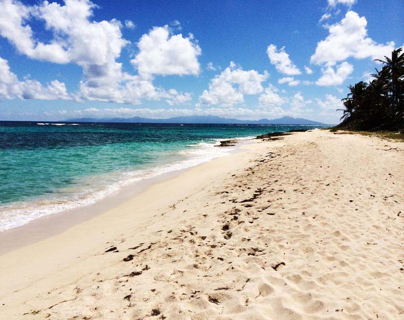 Monuments sur une plage Marie-Galante