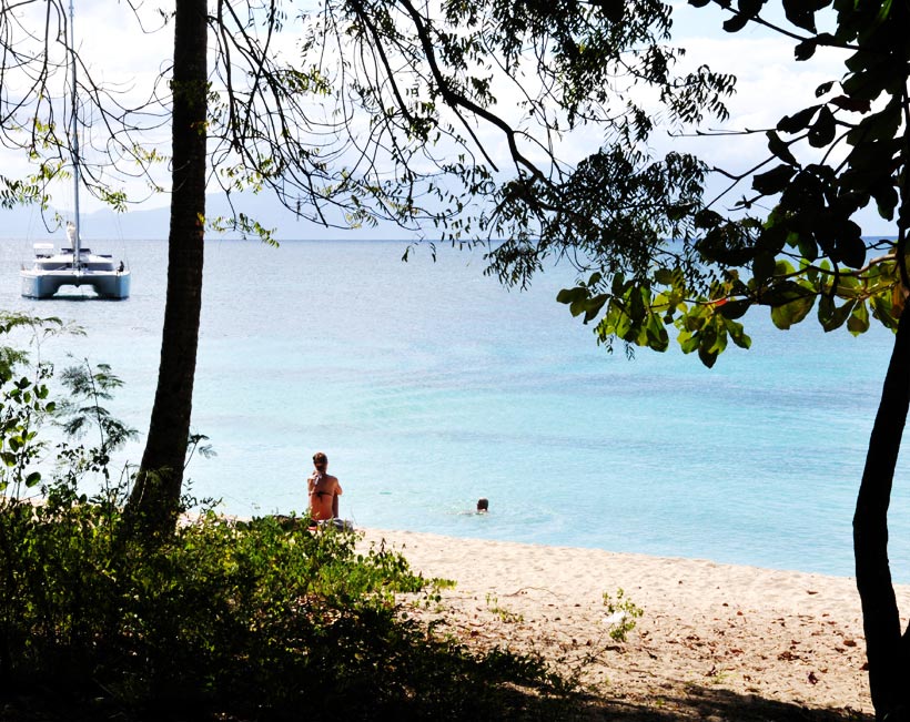 Catamaran près de la plage Marie-Galante