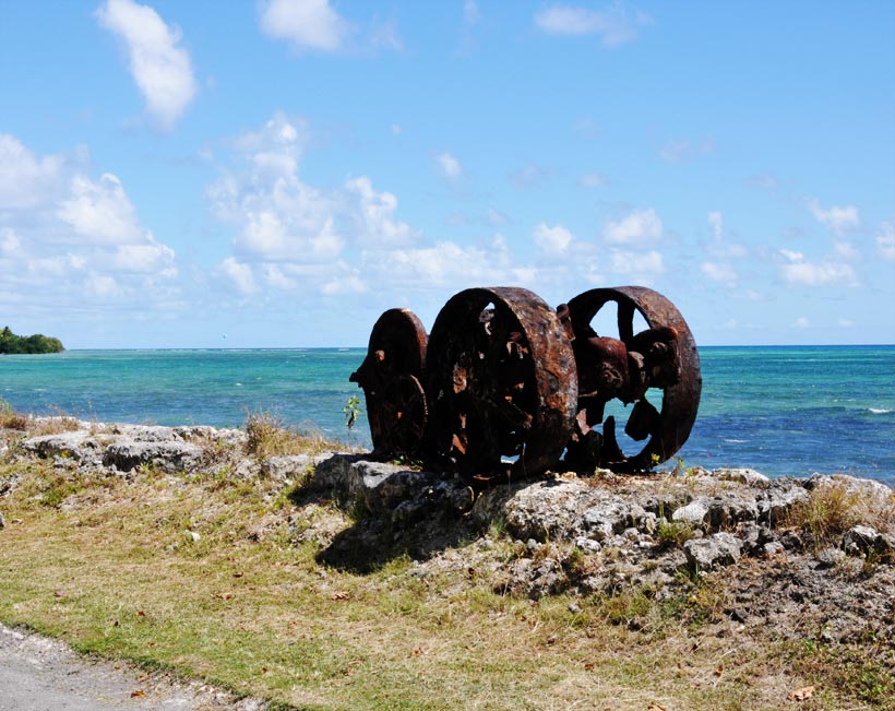 Vieille machine près de la plage Marie-Galante