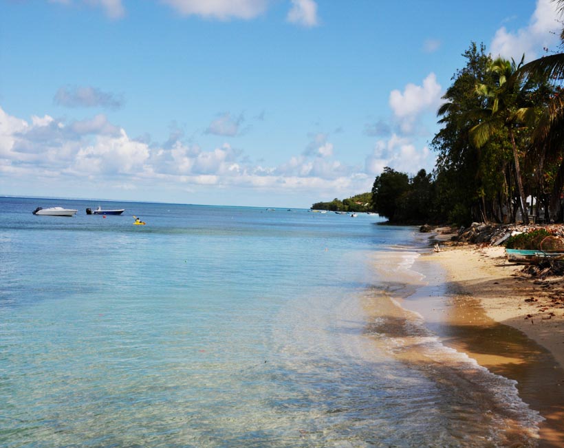 Bateau près de la plage Marie-Galante